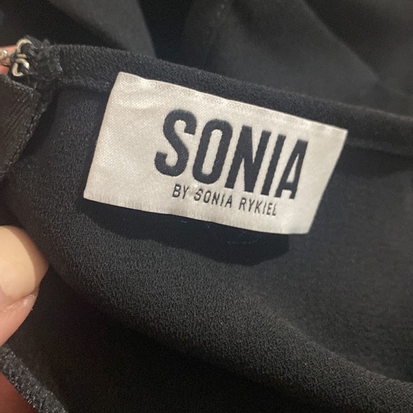 Sonia. By Sonia RYKIEL. The perfect black dress. Can be used for work or a date. - Picture 8 of 10